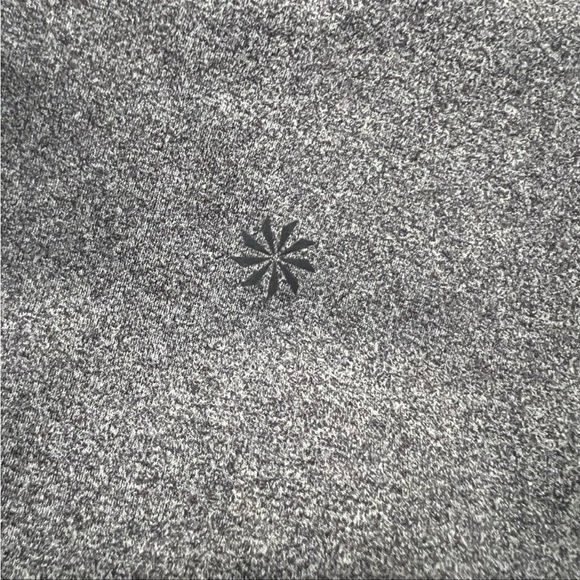 Like new condition Athleta salutation stash 7/8 leggings - Picture 6 of 7